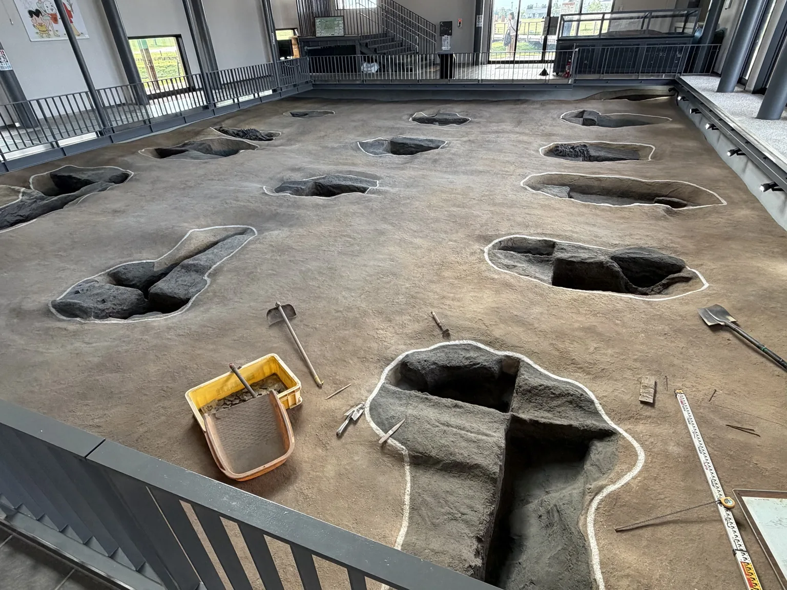 大型建物跡の柱穴を、実寸大で再現した展示模型。